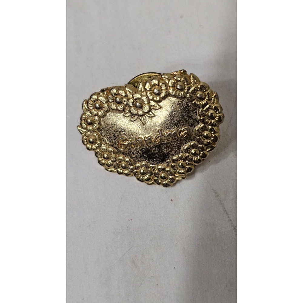 Goldtone grandma lapel brooch heart B3